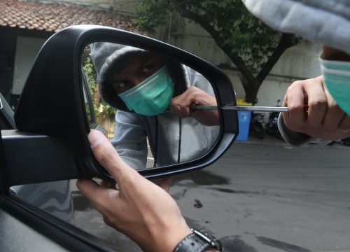 Ilustrasi perampokan pengendara mobil. Foto: Aditia Noviansyah/kumparan
